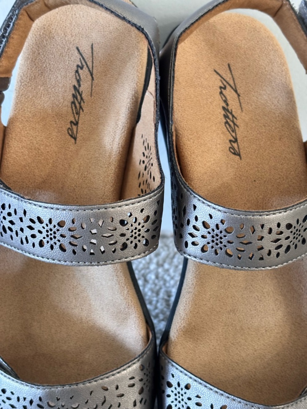 Trotters Romi Pewter Vegan Leather Sandals EUC 8.5 - Picture 6 of 11